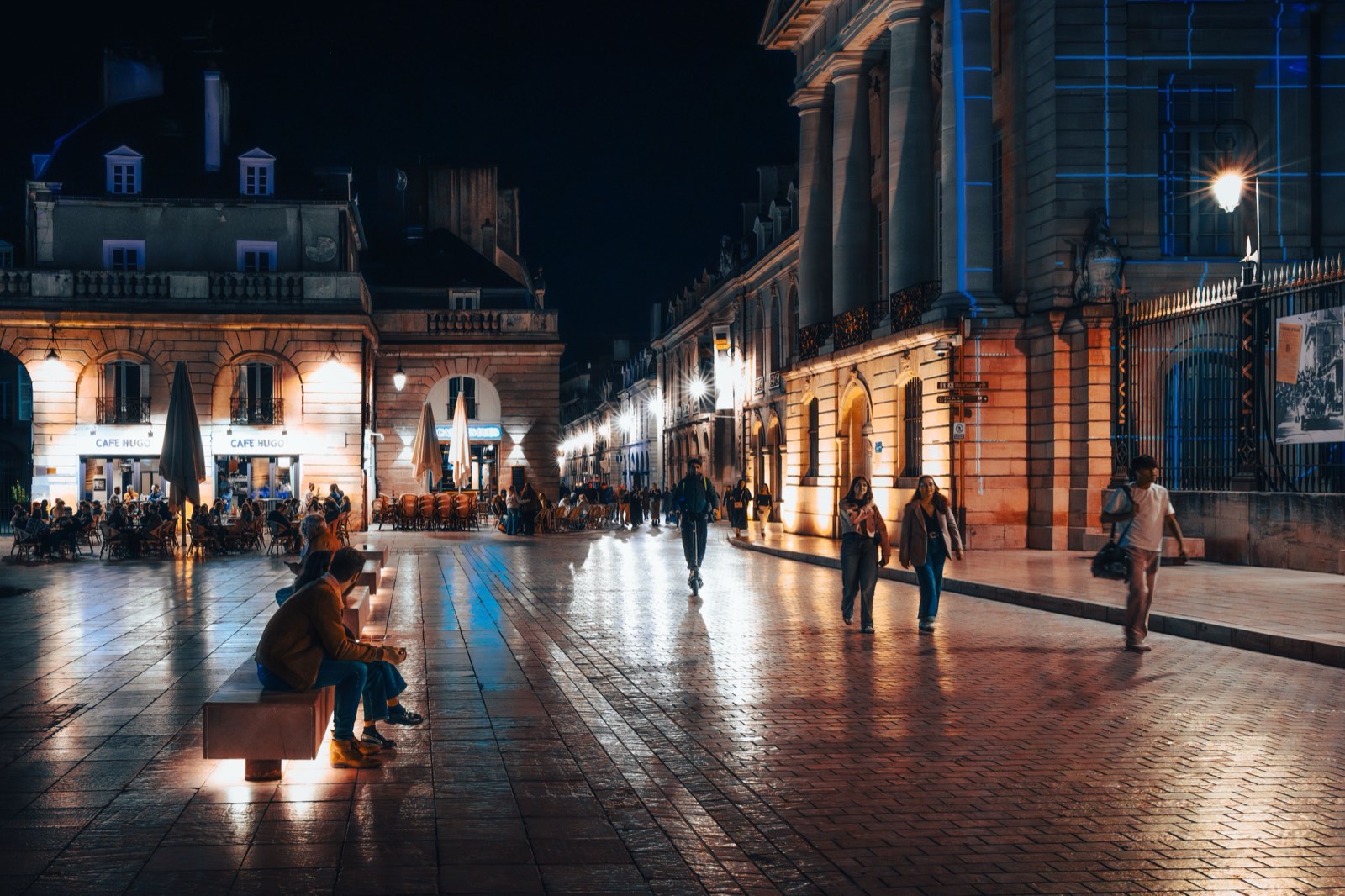 Rue pavée du centre de Dijon éclairée en soirée